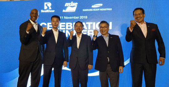 삼성중공업은 11일(현지시간) 남준우 사장과 강일남 노동자협의회 위원장이 말레이시아 선사 MISC 주관 초청행사에서 용선주인 엑손모빌 자회사 SRM 경영진 등을 만나 감사 인사와 최고의 안전, 품질을 약속하는 자리를 가졌다고 12일 밝혔다. 사진은 남준우 사장(가운데) 등 행사 참가자들이 기념촬영을 하는 모습. <삼성중공업 제공>